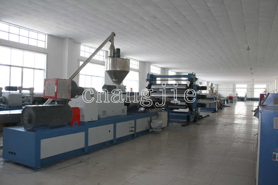 Qingdao Longchangjie Machinery의 목재 플라스틱 바닥 생산 라인의 생산 공정